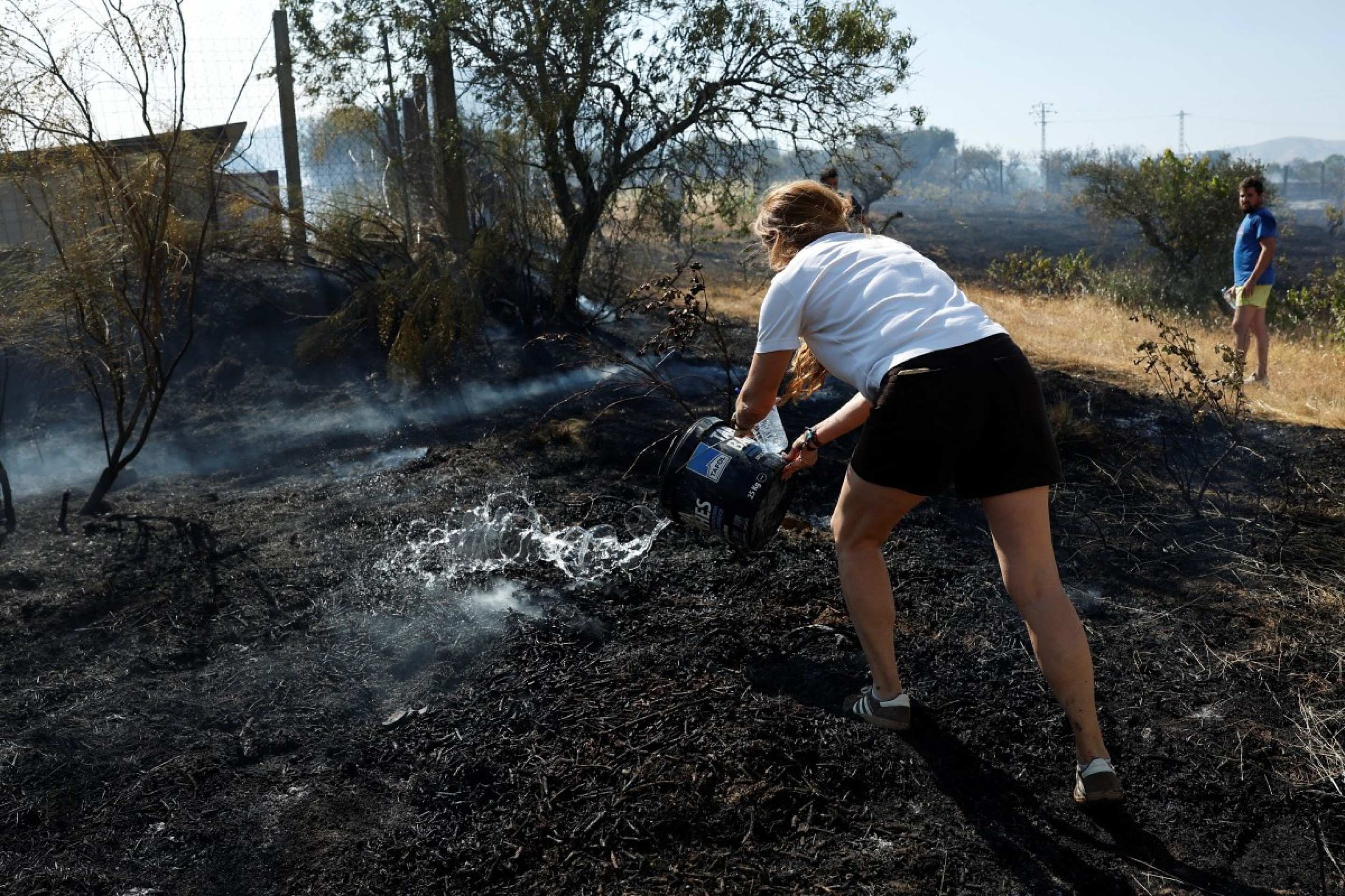 Após incêndios, milhares de pessoas retornam para casa na Espanha e na França