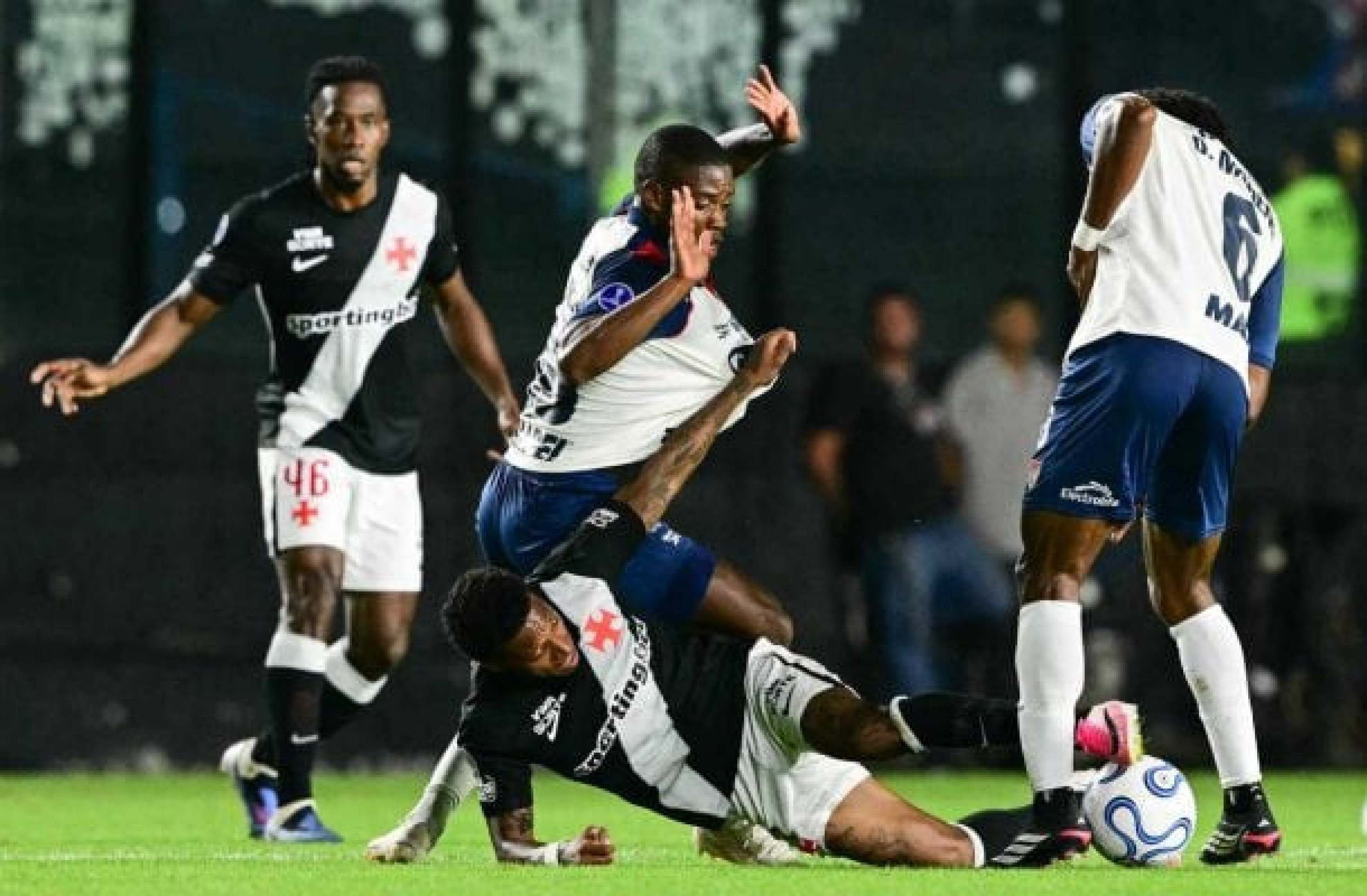 Vasco vence o Independiente Medellín e avança às oitavas da Sul-Americana