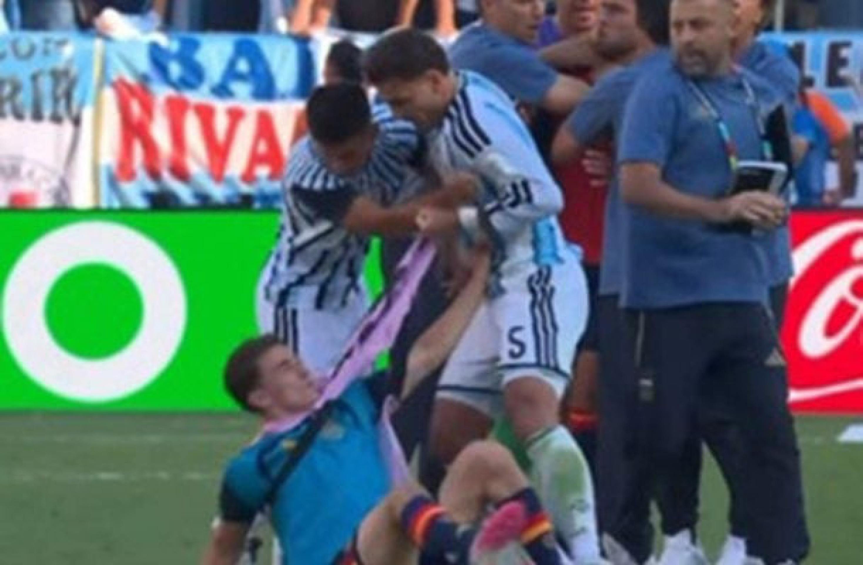 Fifa abre processos contra AFA e jogadores por incidentes na Copa