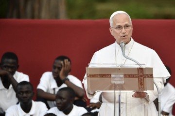 Papa Leão diz que ama os EUA, mas que primeiro é papa, depois americano - (crédito: AFP) Papa Leão diz que ama os EUA, mas que primeiro é papa, depois americano - (crédito: AFP)