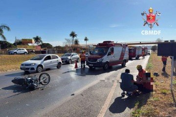 Condutor da moto que colidiu com o veículo precisou ser levado para uma unidade de saúde - (crédito: CBMDF/Divulgação) Condutor da moto que colidiu com o veículo precisou ser levado para uma unidade de saúde - (crédito: CBMDF/Divulgação)