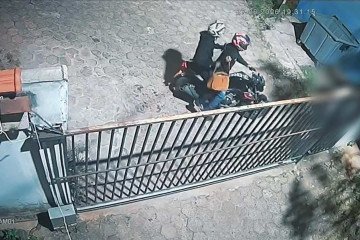 Imagens da câmera de segurança mostraram o momento que a dupla fugiu com a bolsa da vítima -  (crédito: PCDF/Divulgação)