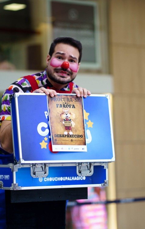Palhágico ChouChou procura amigo coelho Farofa em espetáculo no Sudoeste -  (crédito: Vitória Jordão/Cotovia/Divulgação)