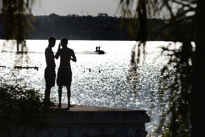 Refrescar-se à beira do Lago Paranoá é tradição brasiliense - (crédito: Minervino Júnior/CB/D.A.Press) Refrescar-se à beira do Lago Paranoá é tradição brasiliense - (crédito: Minervino Júnior/CB/D.A.Press)
