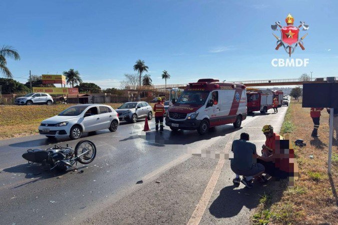 Condutor da moto que colidiu com o veículo precisou ser levado para uma unidade de saúde - (crédito: CBMDF/Divulgação) Condutor da moto que colidiu com o veículo precisou ser levado para uma unidade de saúde - (crédito: CBMDF/Divulgação)