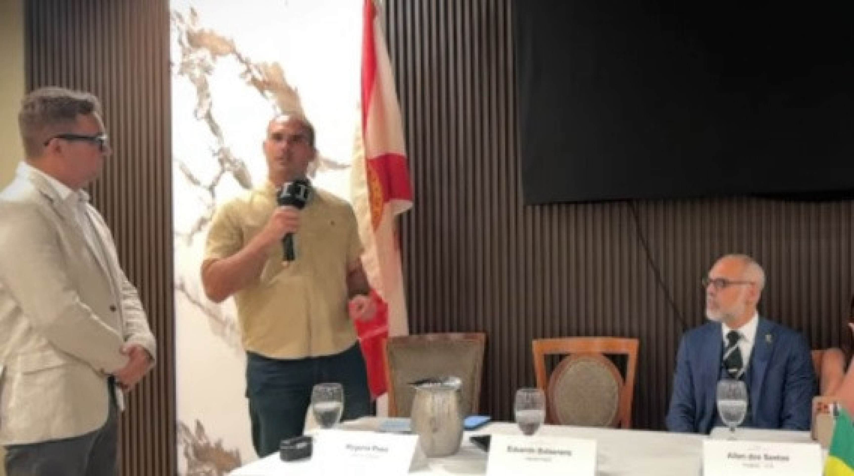 Eduardo Bolsonaro reage a Kim e fala em "porrada" após boato sobre Flávio - QTU Questões do Universo