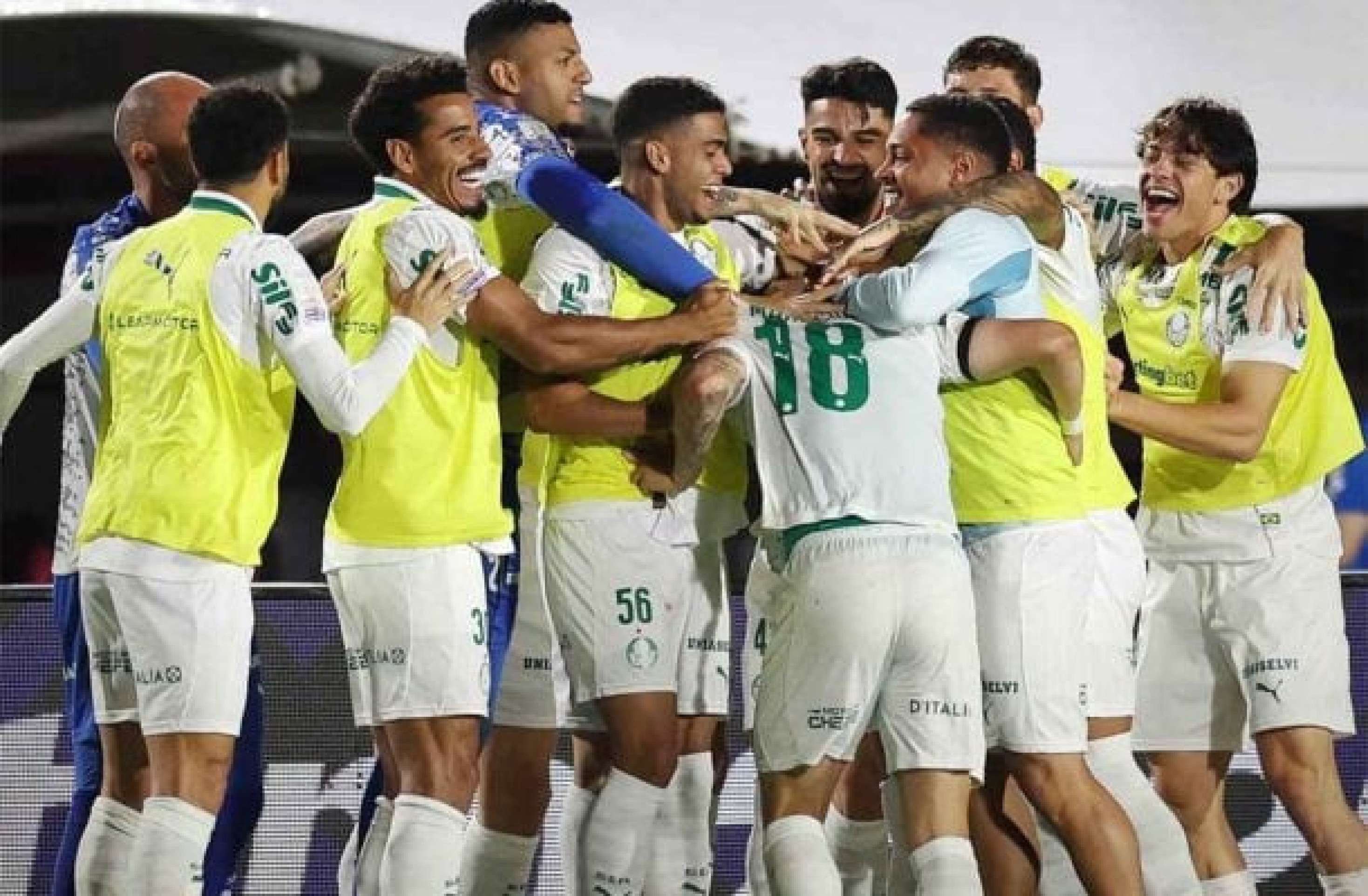 Com polêmica de arbitragem, Palmeiras goleia e dispara na liderança