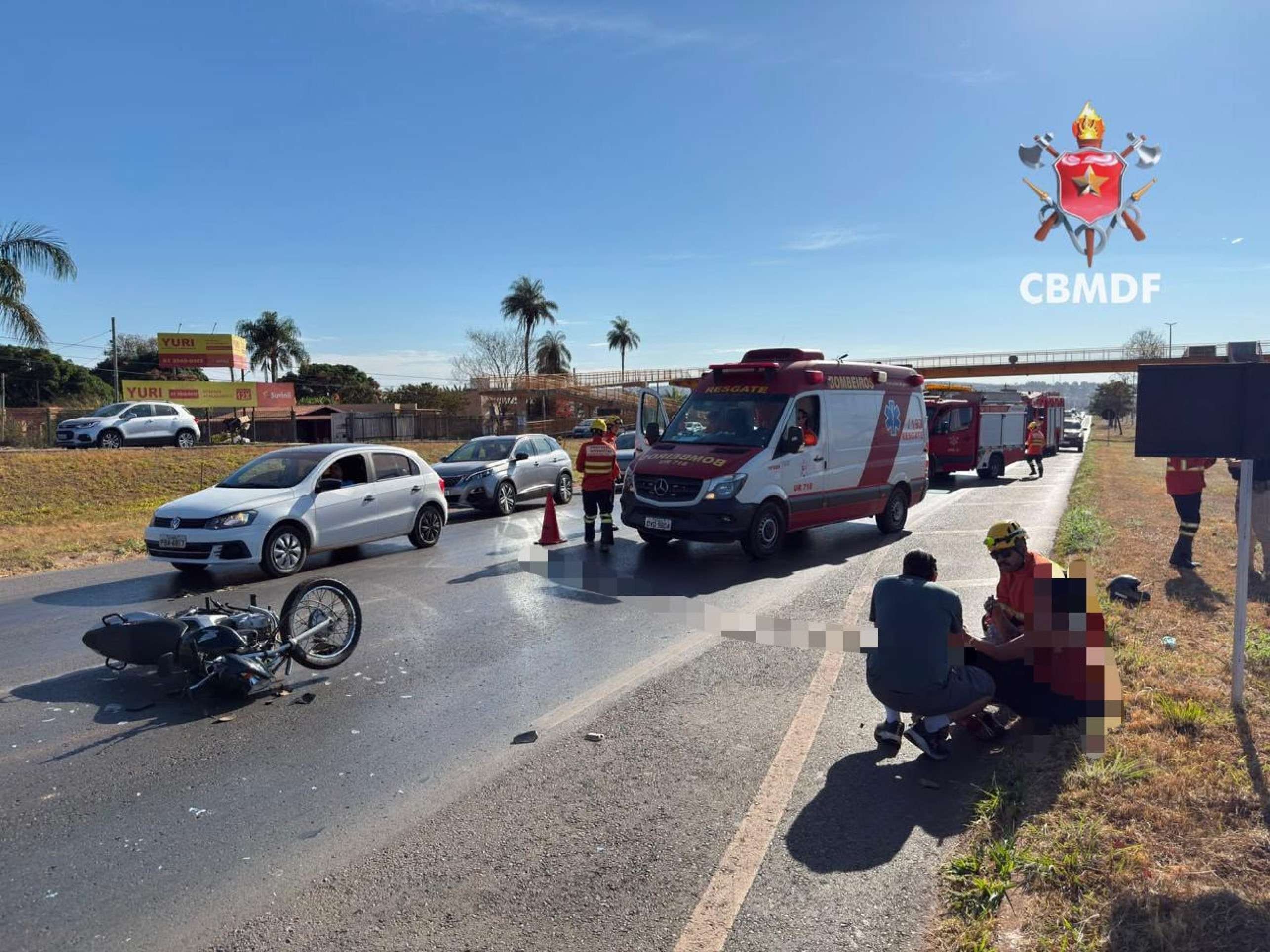 Carro e moto colidem em Sobradinho e homem é levado às pressas para hospital