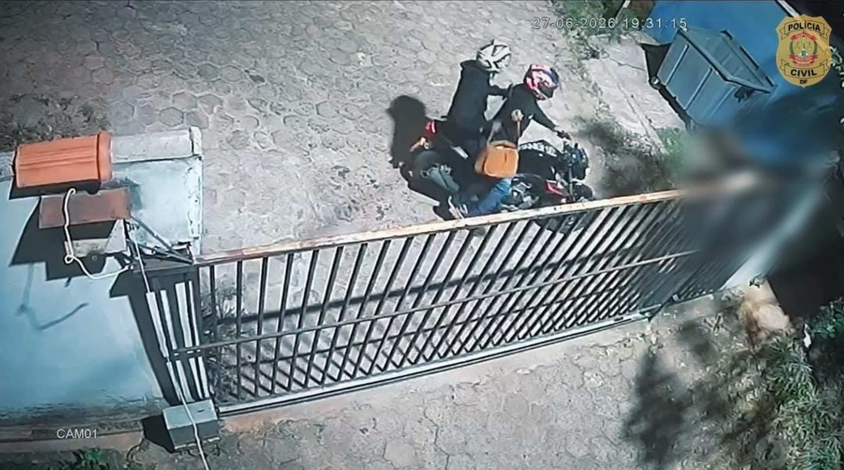 Dupla faz série de roubos em Arniqueira e é presa