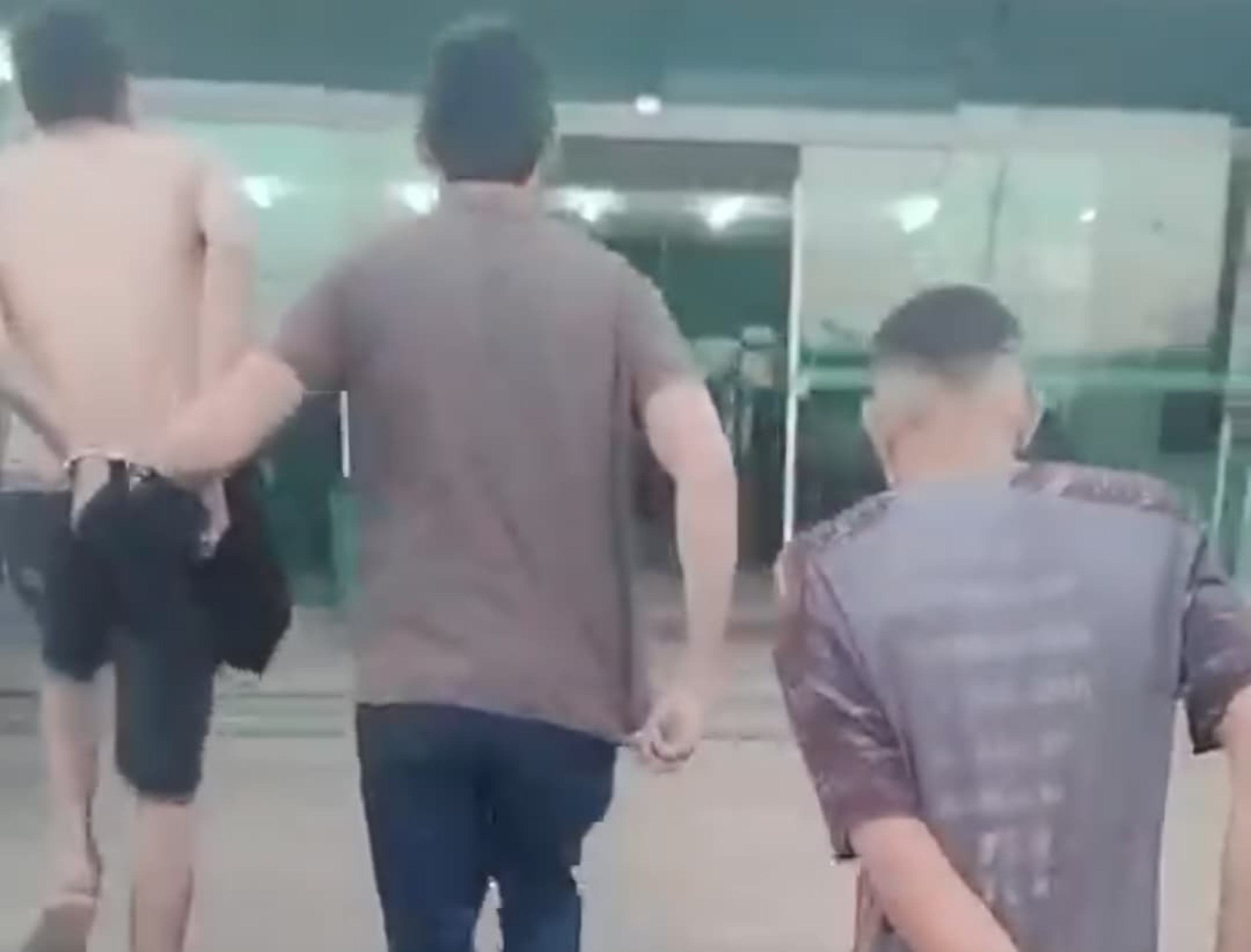 Gêmeos são presos suspeitos de tentar matar homem após cobrança por camisetas
