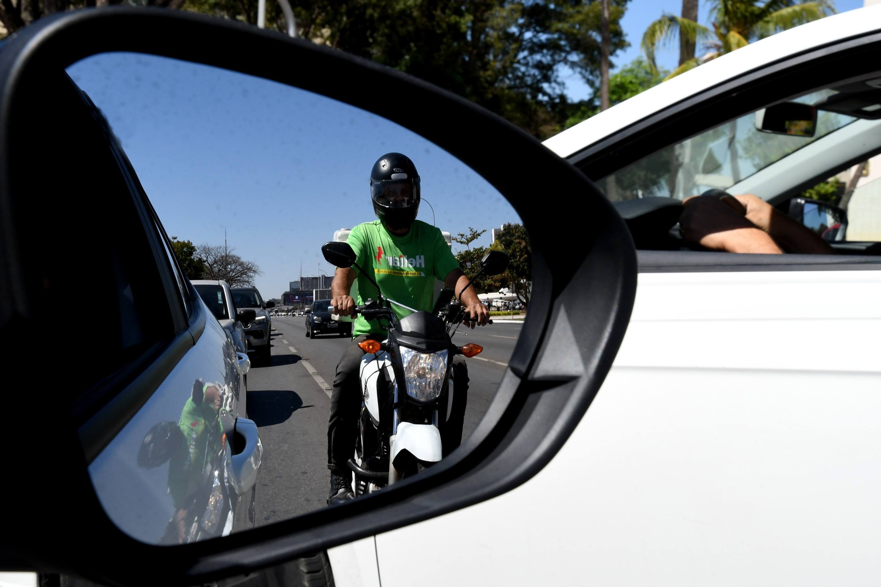 Corrida contra o algoritmo expõe entregadores a riscos no trânsito