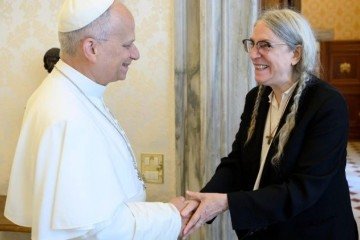 A aproximação entre arte e religião marcou o encontro reservado entre a artista Patti Smith e o Papa Leão XIV -  (crédito: Reprodução/X/@vaticannews)