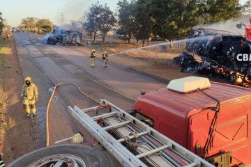 Carretas carregadas de algodão são destruídas por incêndio na DF-130 -  (crédito: CBMDF/Divulgação)