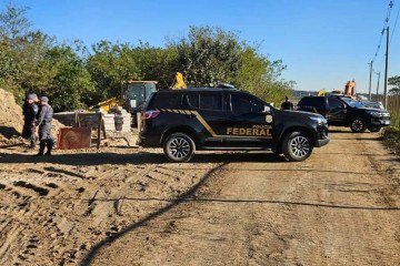 Após a intervenção da PF, o grupo criminoso fugiu em direção a uma área de mata nos arredores, onde abandonou parte dos pacotes de drogas que seriam transportados -  (crédito: Reprodu&ccedil;&atilde;o/Brasil Urgente)
