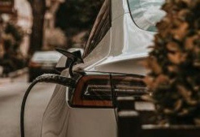 Com a frota de el&eacute;tricos em alta no Brasil, a car&ecirc;ncia de pontos de recarga leva a solu&ccedil;&otilde;es arriscadas, como o carregamento dom&eacute;stico -  (crédito: Divulga&ccedil;&atilde;o)