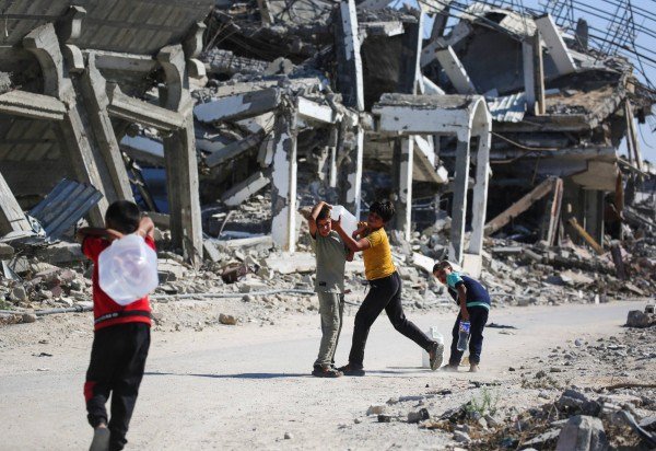 Crianças brincam em meio a ruínas de Khan Yunis, no sul de Gaza  -  (crédito: Bashar Taleb/AFP)