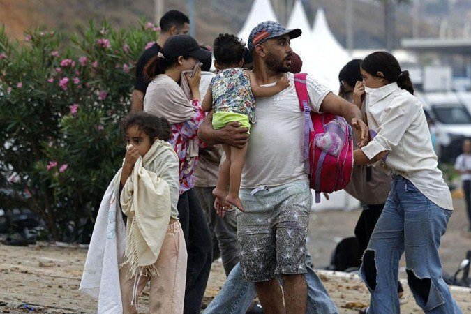 Dezenas de milhares de migrantes cruzaram a fronteira do Marrocos em direção ao enclave espanhol de Ceuta, no norte da África, na noite de 31 de julho - (crédito: Getty Images) Dezenas de milhares de migrantes cruzaram a fronteira do Marrocos em direção ao enclave espanhol de Ceuta, no norte da África, na noite de 31 de julho - (crédito: Getty Images)
