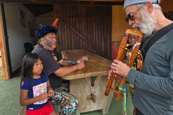 Carlos Malta com representantes dos povos originários tocando uma Flauta Nativa Americana na Aldeia Multiétnica - (crédito: Daniele Yanes) Carlos Malta com representantes dos povos originários tocando uma Flauta Nativa Americana na Aldeia Multiétnica - (crédito: Daniele Yanes)