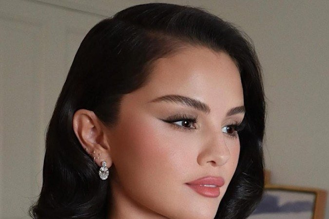 O modelo adotado por Selena Gomez ressalta 
o rosto, eleva o olhar e transborda classe