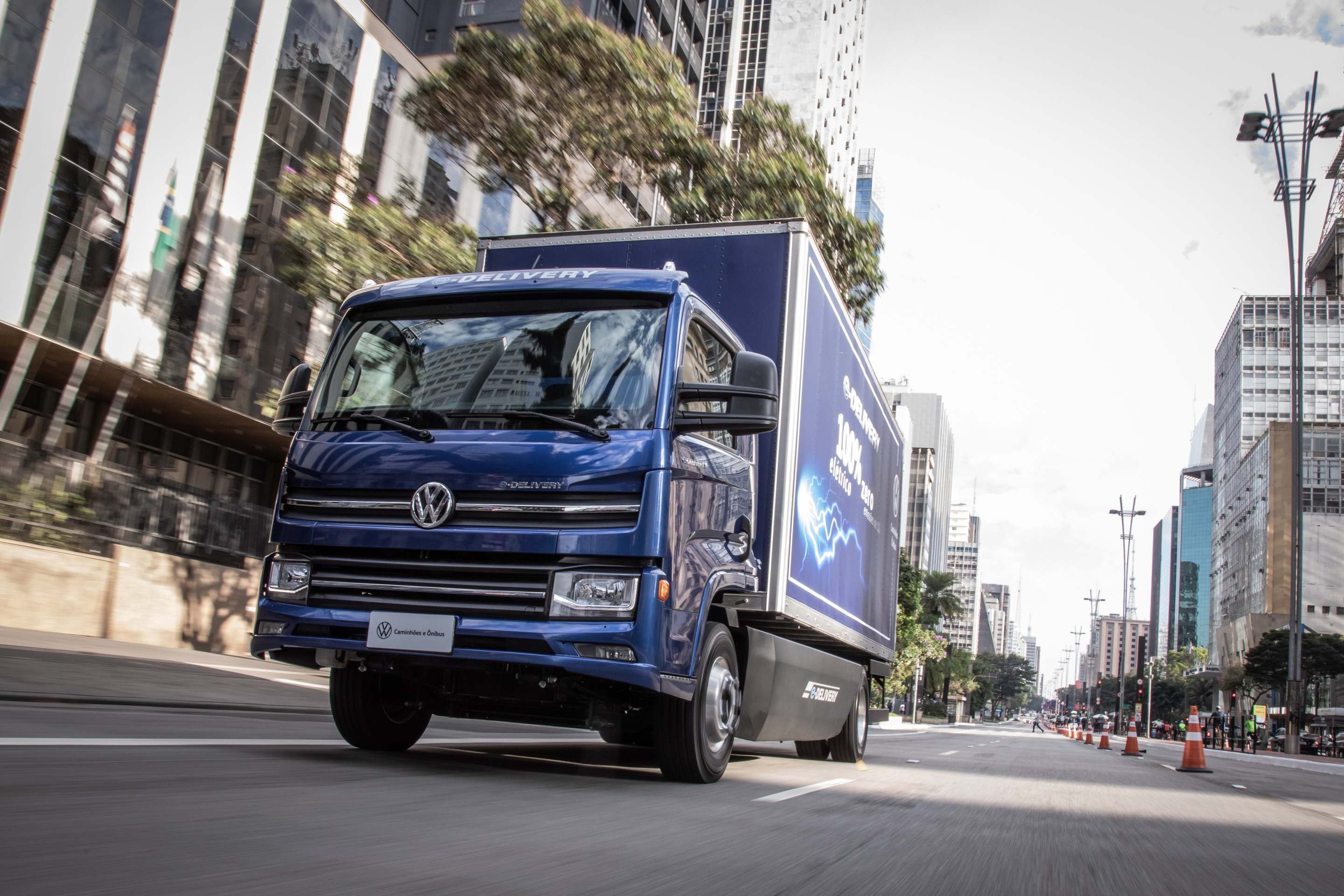 Desde que iniciou a produ&ccedil;&atilde;o e comercializa&ccedil;&atilde;o do e-Delivery, em 2021, a Volkswagen vendeu cerca de 600 unidades do primeiro caminh&atilde;o 100% el&eacute;trico desenvolvido e produzido no Brasil