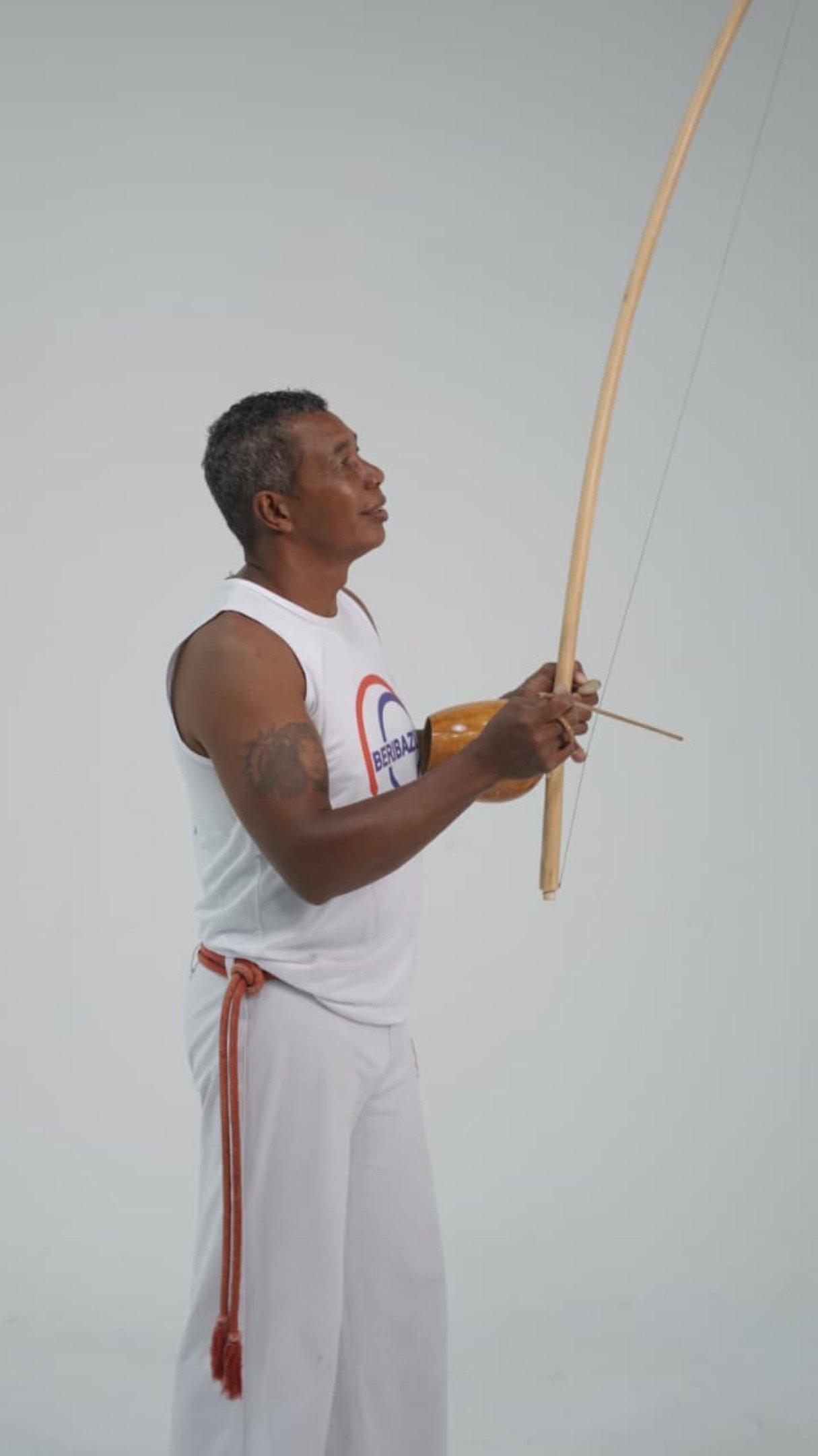 Bill vive da capoeira, com aulas e sua loja, Dend&ecirc;mar&eacute;. Para ele, "atrav&eacute;s da capoeira, a porta do mundo se abriu"
