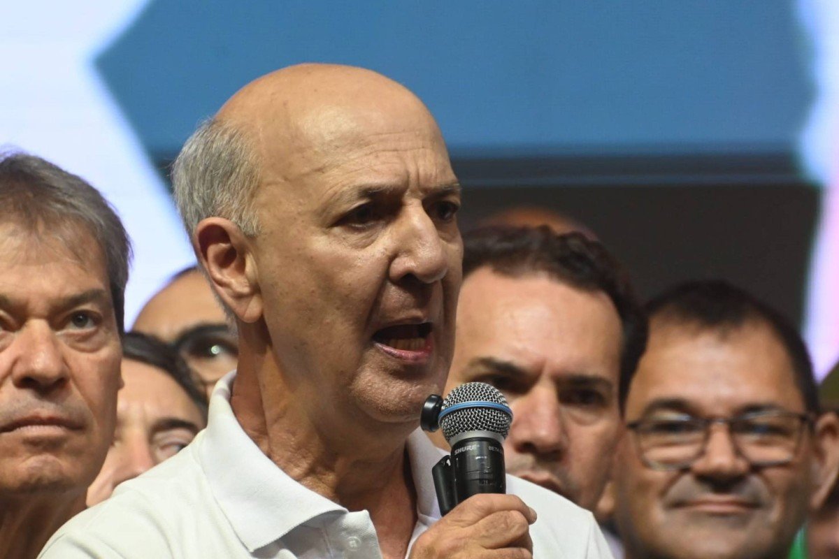 Estou de cabeça erguida', diz Arruda em convenção