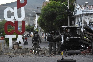 Policiais inspecionam os destroços de um caminhão após a explosão de um carro-bomba perto de uma delegacia de polícia em Cúcuta, na Colômbia, em 1º de agosto de 2026. - (crédito: AFP) Policiais inspecionam os destroços de um caminhão após a explosão de um carro-bomba perto de uma delegacia de polícia em Cúcuta, na Colômbia, em 1º de agosto de 2026. - (crédito: AFP)