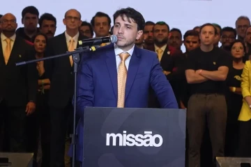 Durante o evento, Renan chamou Flávio Bolsonaro de 'farsante, fraco e corrompido' e também utilizou o termo pejorativo 'mongoloide' para se referir ao senador. Já Lula foi chamado de 'cachaceiro senil' - (crédito: YouTube/Reprodução) Durante o evento, Renan chamou Flávio Bolsonaro de 'farsante, fraco e corrompido' e também utilizou o termo pejorativo 'mongoloide' para se referir ao senador. Já Lula foi chamado de 'cachaceiro senil' - (crédito: YouTube/Reprodução)