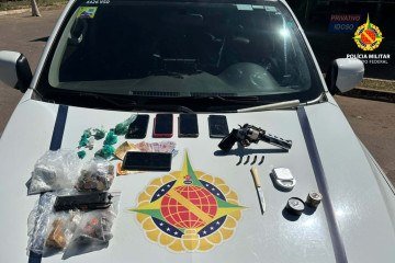 Drogas, munições e um simulacro de arma de fogo foram encontradas na casa - (crédito: Reprodução/PMDF) Drogas, munições e um simulacro de arma de fogo foram encontradas na casa - (crédito: Reprodução/PMDF)