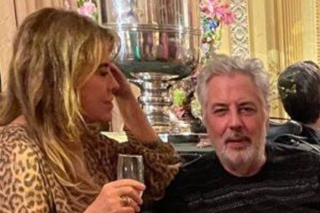 Roberto de Carvalho ao lado de Lilibeth Monteiro de Carvalho, no aniversário de 90 anos de Lucinha Araújo -  (crédito: Instagram @roberto_de_carvalho/Reprodução)