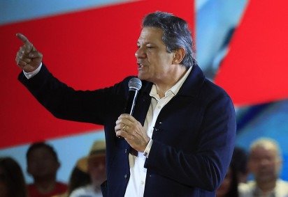  Brazil's Finance Minister Fernando Haddad speaks during the Workers' Party (PT) national convention in Sao Paulo, Brazil, on August 2, 2026, where Lula formally announces his bid for re-election. At 80, President Lula on July 2 launches his bid for re-election, casting himself as a defender of Brazil's 'sovereignty' as pressure from President Donald Trump's administration casts a shadow over the campaign. (Photo by Miguel SCHINCARIOL / AFP)
       -  (crédito:  AFP)