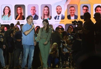 Flávio Bolsonaro compareceu à convenção do PL-DF ao lado da esposa, a odontóloga Fernanda Bolsonaro -  (crédito: Ed Alves/CB)