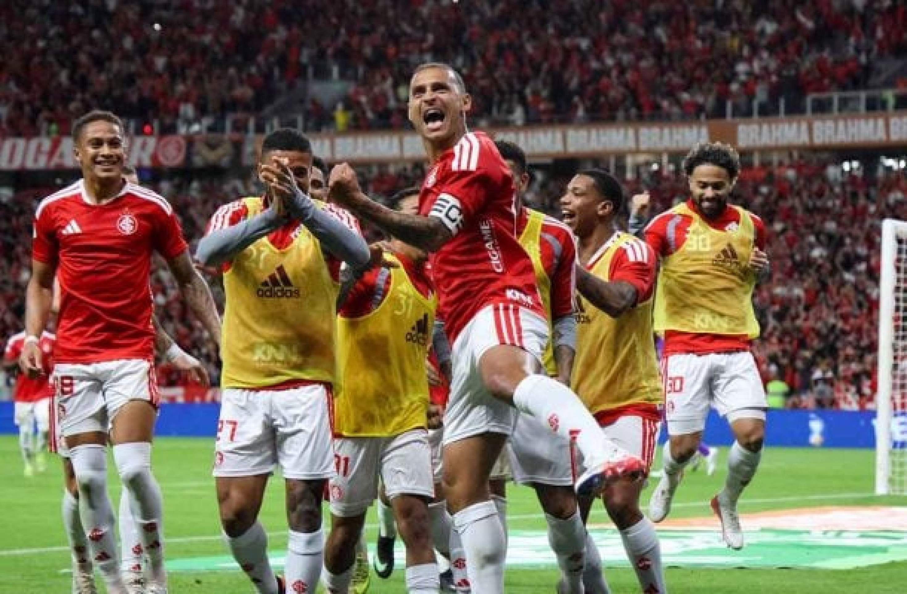 Internacional brilha no segundo tempo e vence o Corinthians