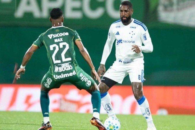 Gerson pensa antes de dar o passe - (crédito: Foto: Julia Galvão/Cruzeiro ) Gerson pensa antes de dar o passe - (crédito: Foto: Julia Galvão/Cruzeiro )