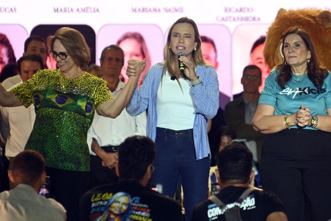 Damares Alves, Celina Leão e Bia Kicis no palco da convenção do PL-DF na noite deste domingo (2/8) - (crédito: Ed Alves/CB/D.A Press) Damares Alves, Celina Leão e Bia Kicis no palco da convenção do PL-DF na noite deste domingo (2/8) - (crédito: Ed Alves/CB/D.A Press)