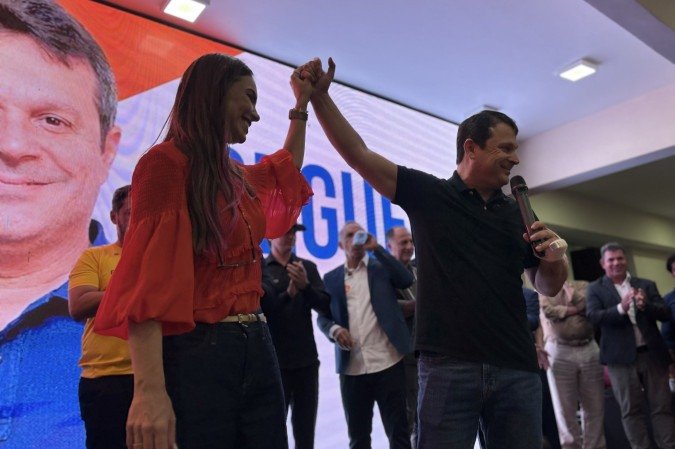Paula Belmonte (E) e Reguffe em convenção partidária do Solidariedade com o PRD