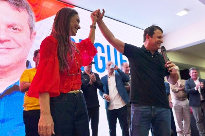 Paula Belmonte (E) e Reguffe em convenção partidária do Solidariedade com o PRD