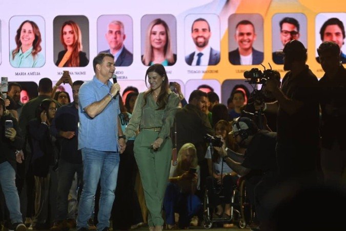 Flávio Bolsonaro compareceu à convenção do PL-DF ao lado da esposa, a odontóloga Fernanda Bolsonaro - (crédito: Ed Alves/CB) Flávio Bolsonaro compareceu à convenção do PL-DF ao lado da esposa, a odontóloga Fernanda Bolsonaro - (crédito: Ed Alves/CB)