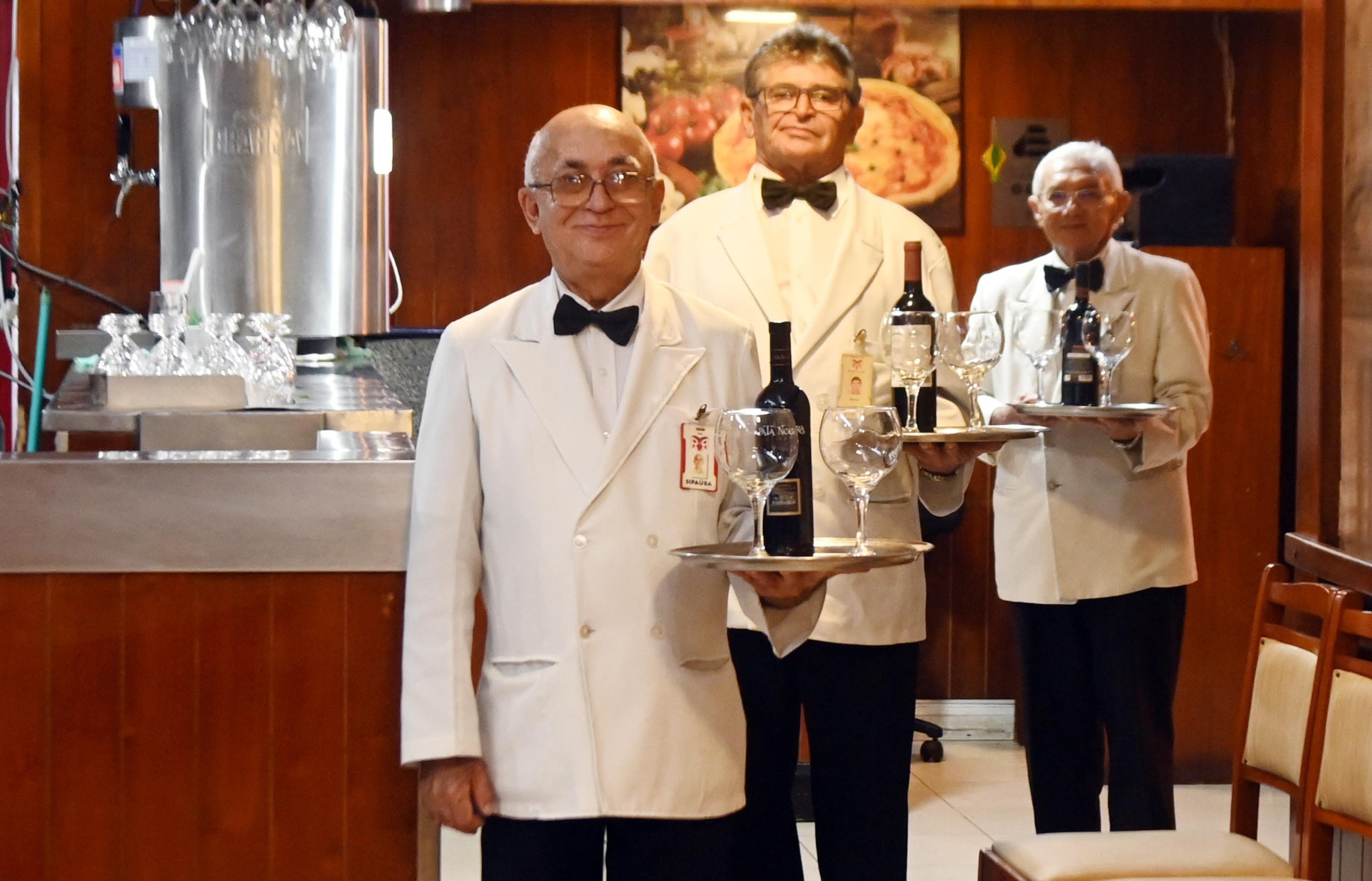 Restaurante Roma: garçons pioneiros preservam história na W3 Sul