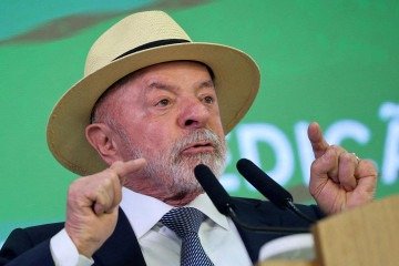 Apoiadores de Jair Bolsonaro e Luiz Inácio Lula da Silva durante a campanha eleitoral em Brasília, em outubro de 2022 -  (crédito: REUTERS/Ueslei Marcelino)