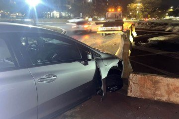 Veículo atingiu uma mureta de sinalização em uma obra no balão novo da Octogonal, na região da Estrada Parque Indústrias Gráficas (Epig), no fim da tarde desta segunda-feira (3/8) - (crédito: Vitória Torres/ C.B. DA Press) Veículo atingiu uma mureta de sinalização em uma obra no balão novo da Octogonal, na região da Estrada Parque Indústrias Gráficas (Epig), no fim da tarde desta segunda-feira (3/8) - (crédito: Vitória Torres/ C.B. DA Press)