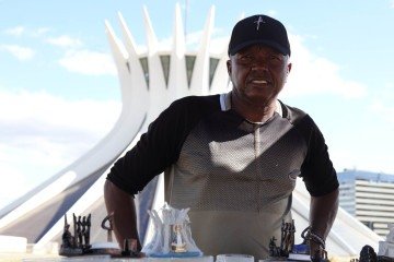 Nesta época do ano, Roberto diz que bebe cerca de dez garrafas de água por dia para se manter hidratado
- (crédito: Davi Pereira/CB/D.A Press) Nesta época do ano, Roberto diz que bebe cerca de dez garrafas de água por dia para se manter hidratado
- (crédito: Davi Pereira/CB/D.A Press)