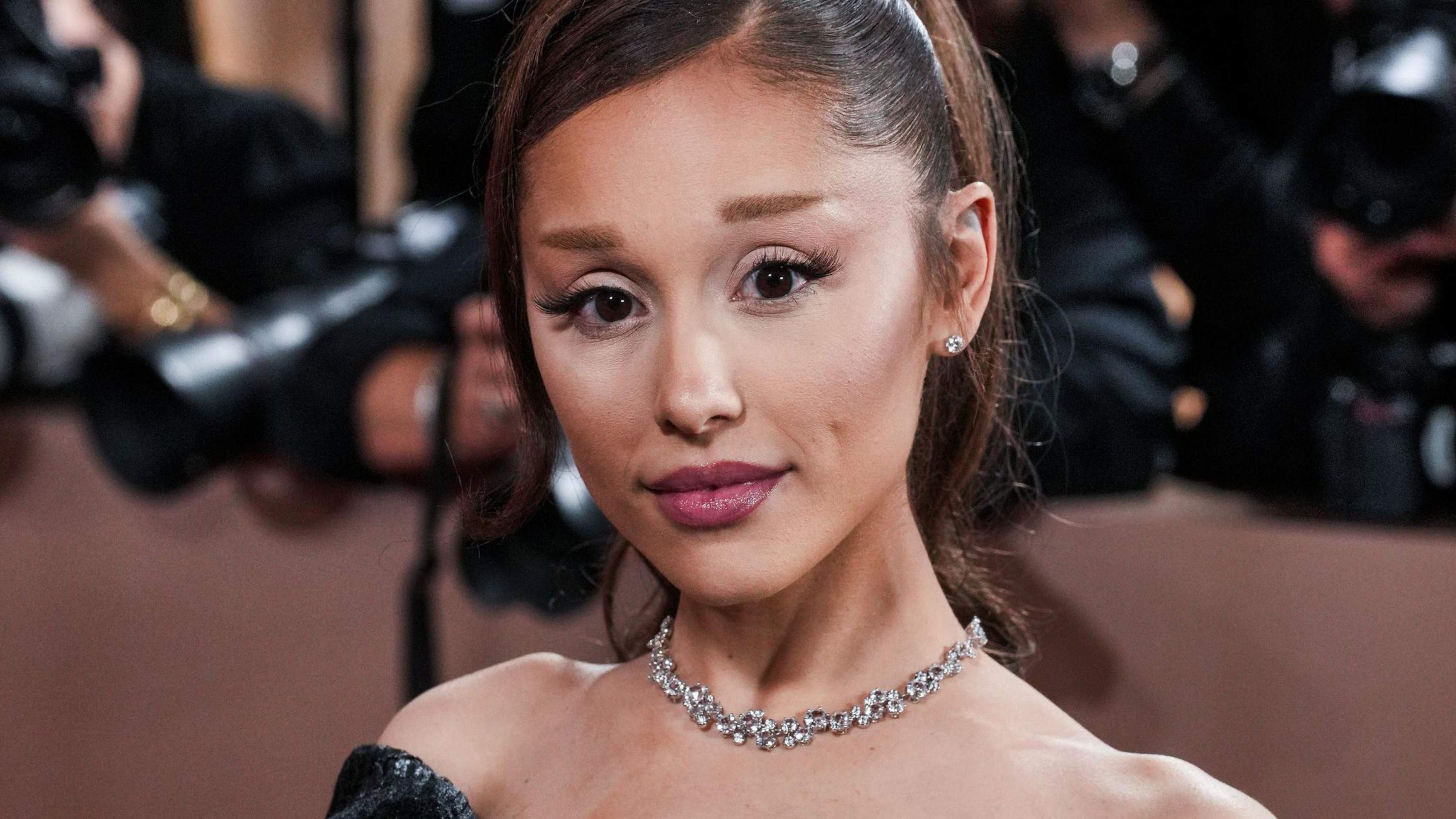 Por que Ariana Grande vai pausar sua carreira e evitar aparições públicas - QTU Questões do Universo