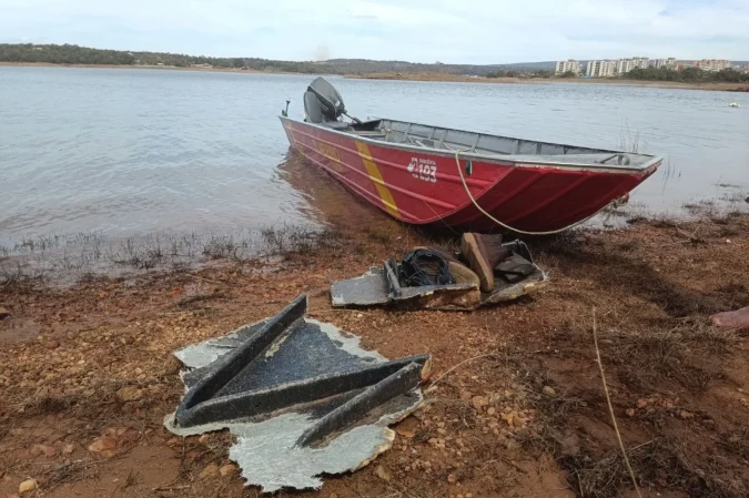 Pedaços da aeronave estavam submersos no lago - (crédito: Divulgação/CBMGO) Pedaços da aeronave estavam submersos no lago - (crédito: Divulgação/CBMGO)