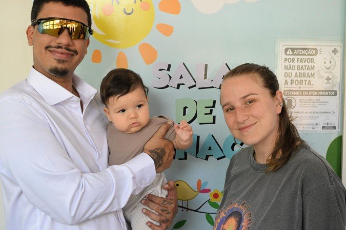  03.08.2026 Carlos Vieira/CB - Vacimação/612 Sul - Pedro Leite e Isabel Gandolgo com o filho Pedro.