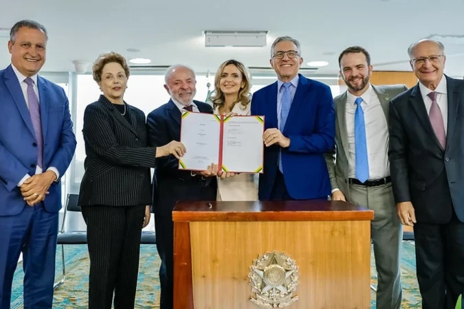 Ludhmila (centro) atualmente comanda o Instituto Tecnológico de Medicina Inteligente, unidade que recebeu, no ano passado, financiamento do Banco do Brics estimado em R$ 1,7 bilhão
- (crédito: Ricardo Stuckert/PR) Ludhmila (centro) atualmente comanda o Instituto Tecnológico de Medicina Inteligente, unidade que recebeu, no ano passado, financiamento do Banco do Brics estimado em R$ 1,7 bilhão
- (crédito: Ricardo Stuckert/PR)