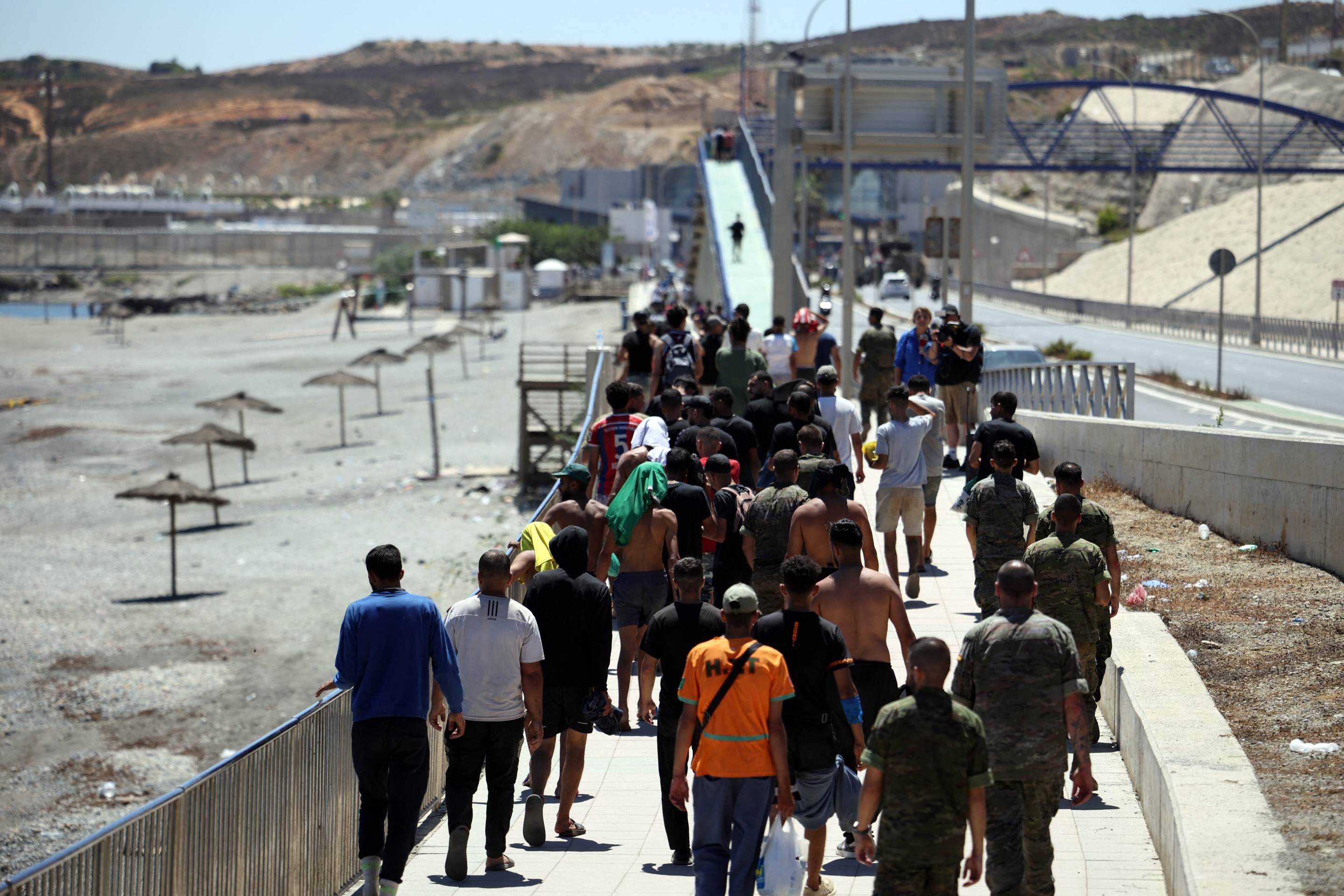 Polícia espanhola transfere migrantes para o porto de Ceuta