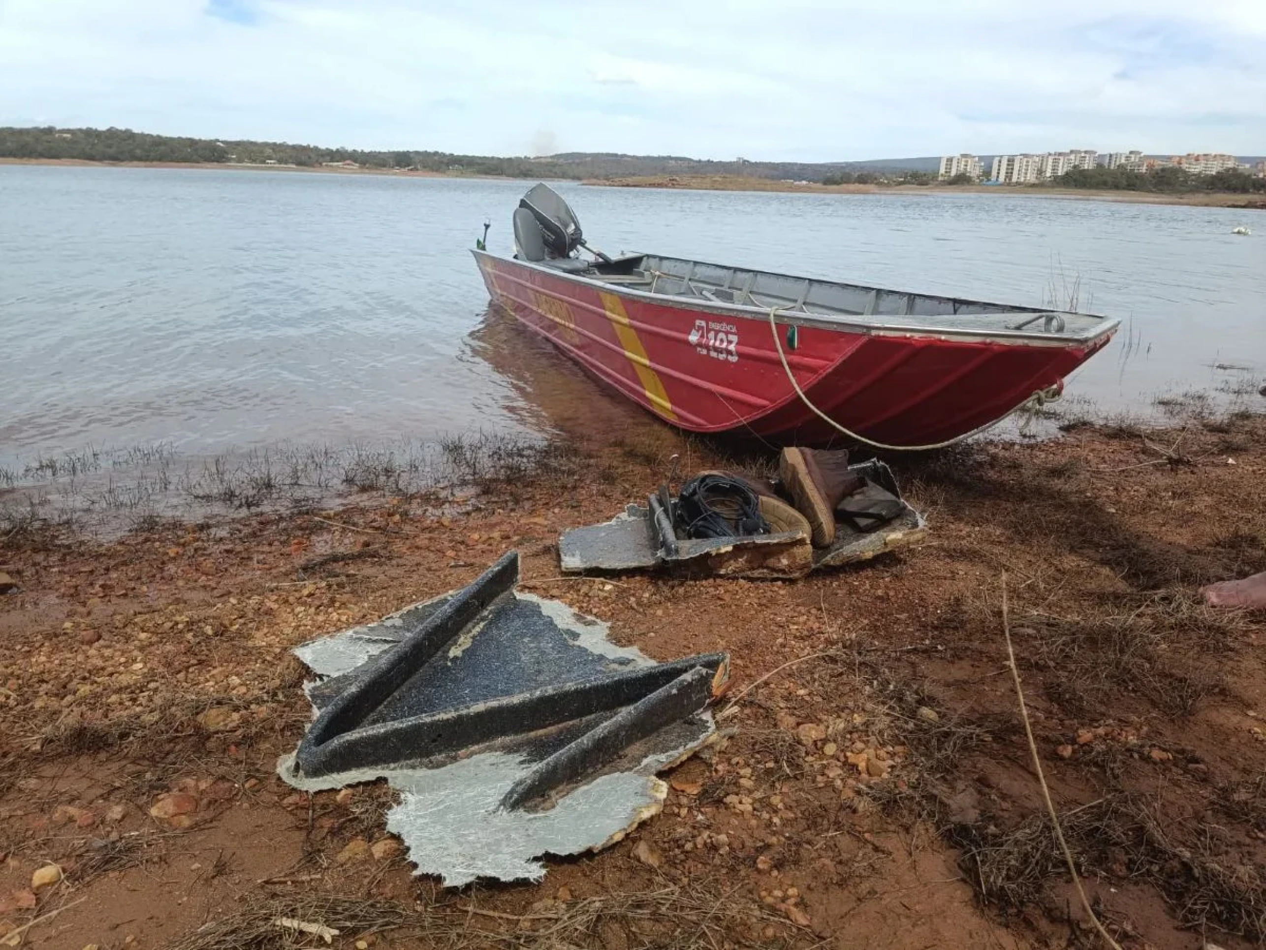 Avião anfíbio cai no Lago Corumbá, e dois homens são resgatados