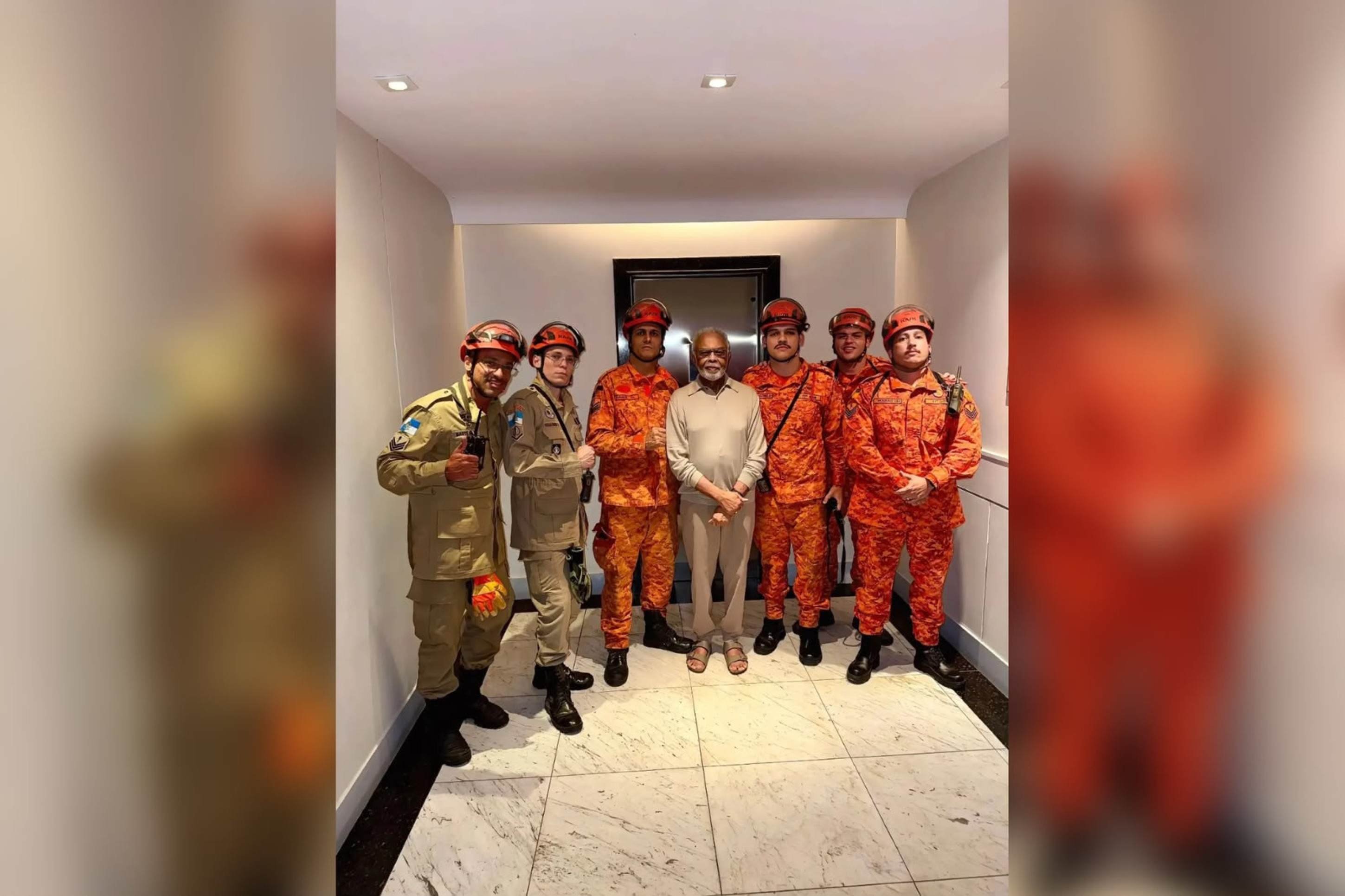 Bombeiros resgatam Gilberto Gil preso em elevador no Rio