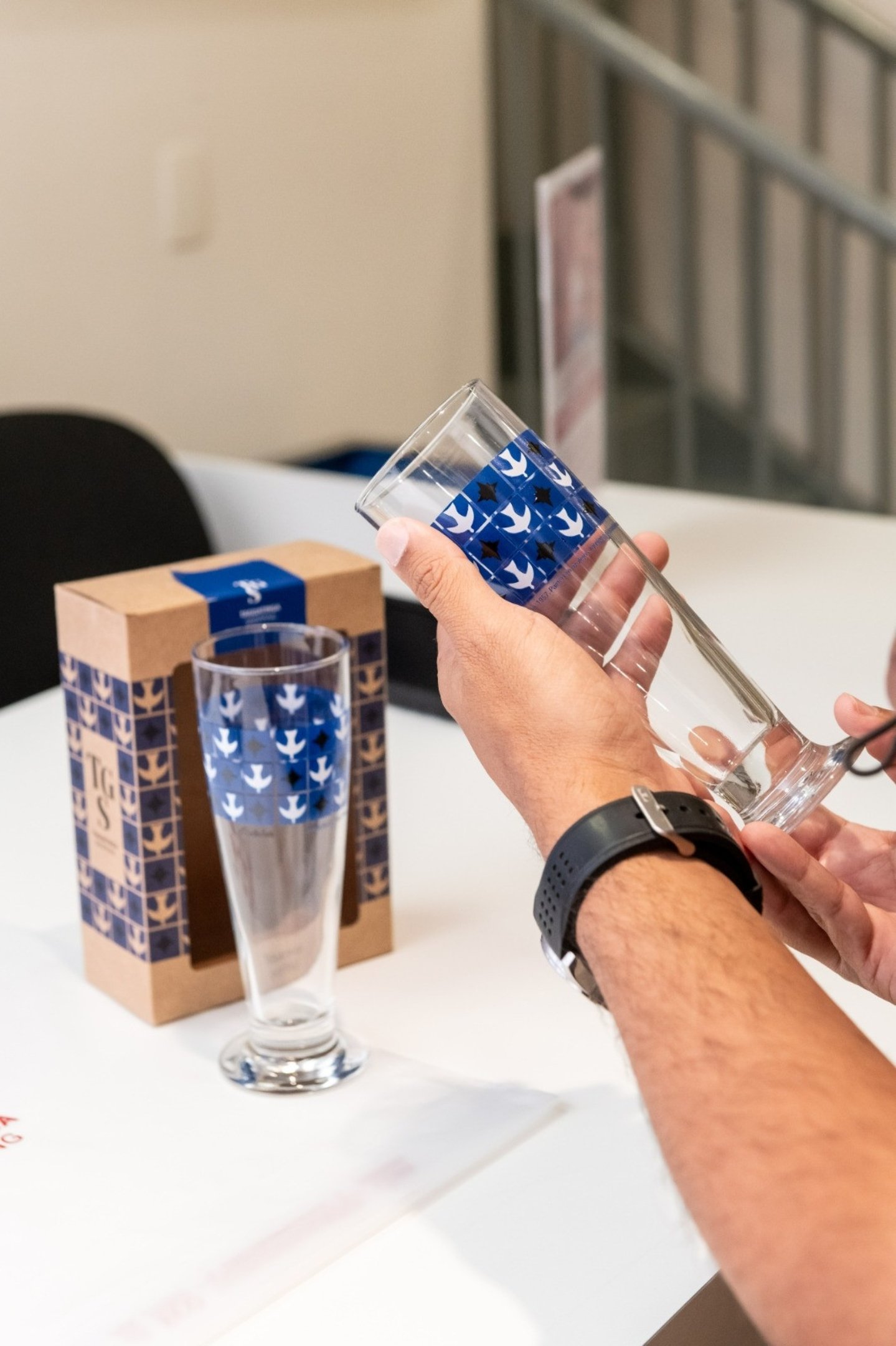 At&eacute; a pr&oacute;xima segunda-feira, clientes que acumularem R$ 600 em compras recebem um kit com duas tulipas exclusivas inspiradas na obra de Athos Bulc&atilde;o